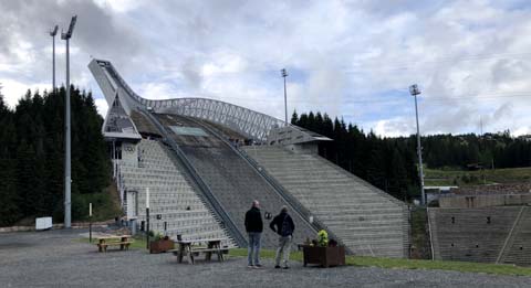 Der Skulpturenpark Tjuvholmen des Astrup Fearnley Museum in Oslo Die Sprungschanze Holmenkollen in Oslo